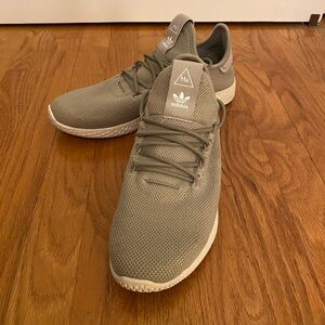 adidas Originals Men's Pharrell Williams Tennis Hu Running Shoe, Size 9